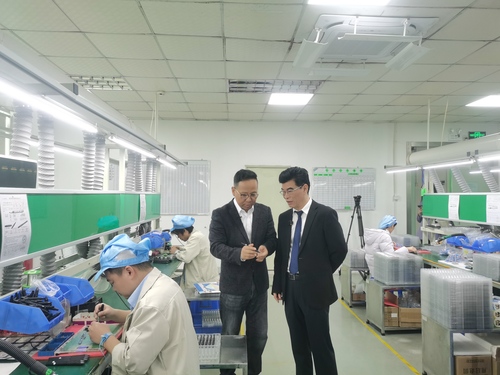 全国政协委员王理宗（右）在民营企业调研。