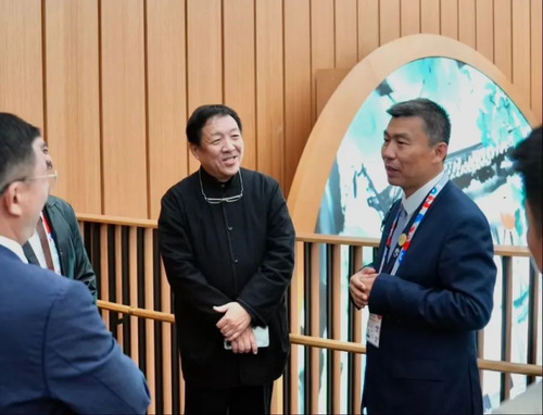 ▲ 崔愷院士与中国馆馆长晏晨晖进行交流（李季摄）