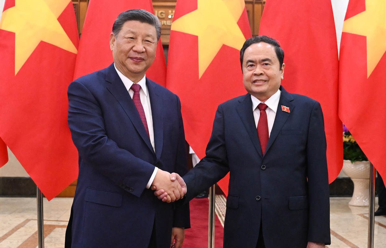 习近平会见越南国会主席陈青敏