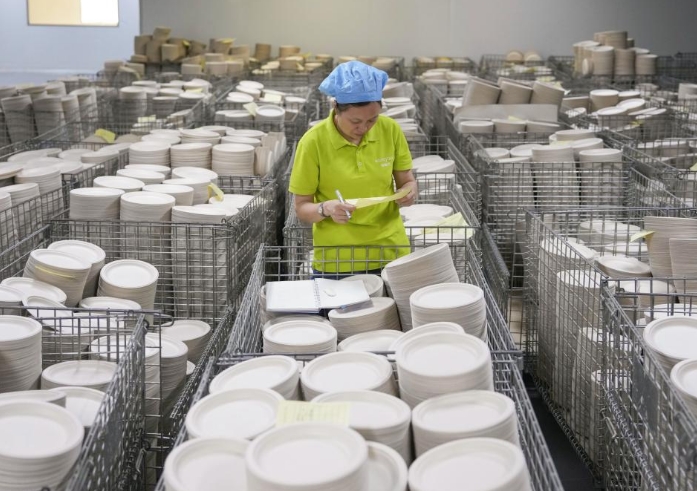 云南：甘蔗渣“变身”环保餐具
