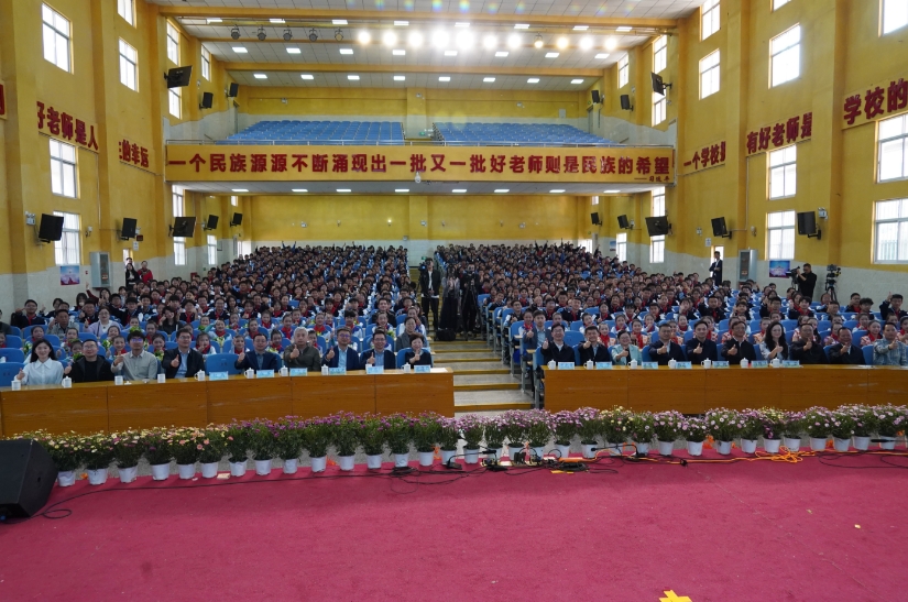 “给孩子们的大师讲堂”走进云南