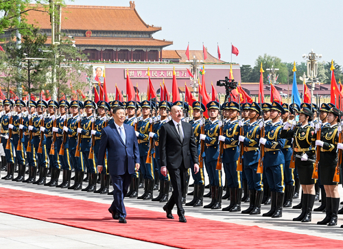 4月23日上午，国家主席习近平在北京人民大会堂同来华进行国事访问的阿塞拜疆总统阿利耶夫举行会谈。这是会谈前，习近平在人民大会堂东门外广场为阿利耶夫举行欢迎仪式。新华社记者 饶爱民 摄