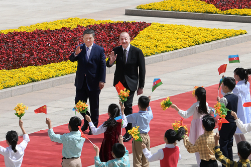 4月23日上午，国家主席习近平在北京人民大会堂同来华进行国事访问的阿塞拜疆总统阿利耶夫举行会谈。这是会谈前，习近平在人民大会堂东门外广场为阿利耶夫举行欢迎仪式。新华社记者 李涛 摄
