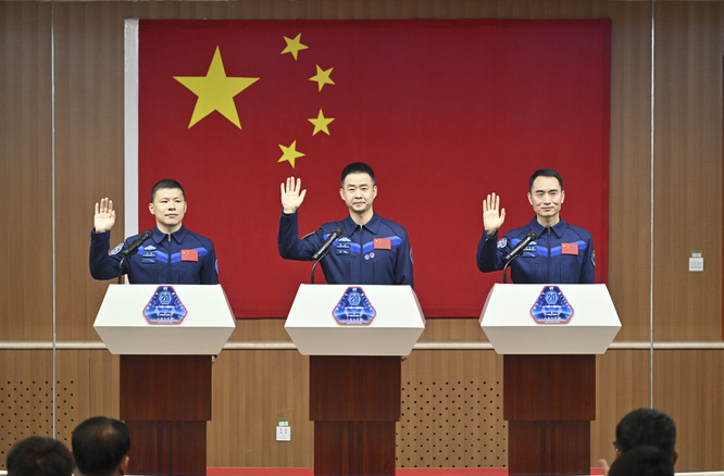 神舟二十号载人飞行任务航天员与记者见面