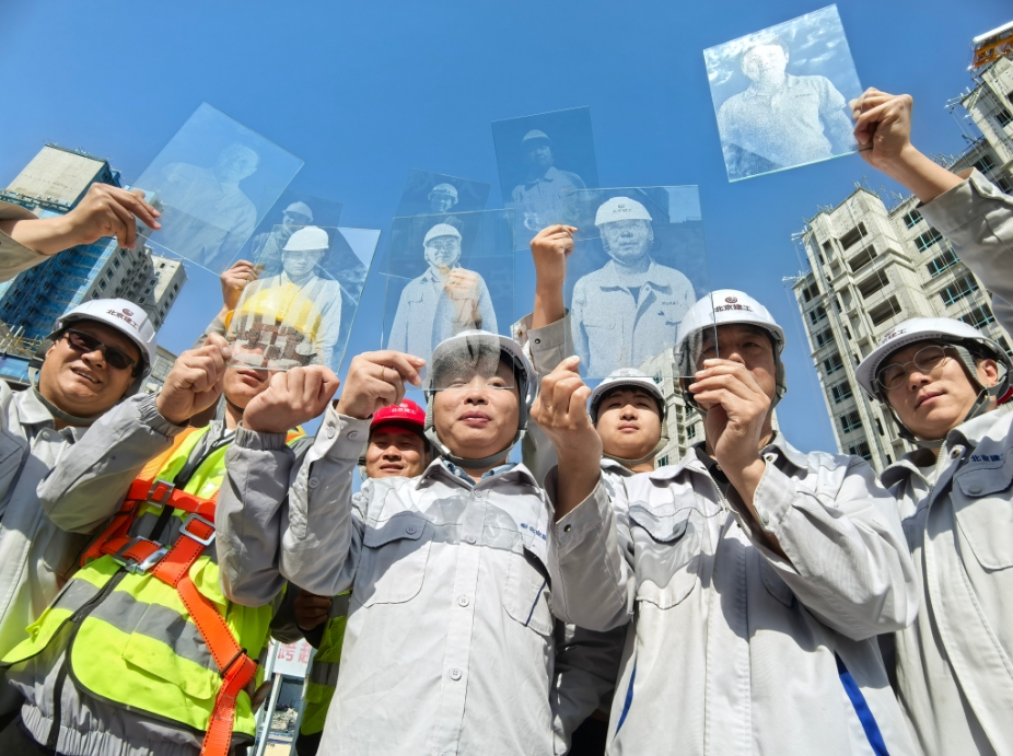 "职业勋章"镌刻匠心之美：非遗玻璃画为首都建设者加冕荣光