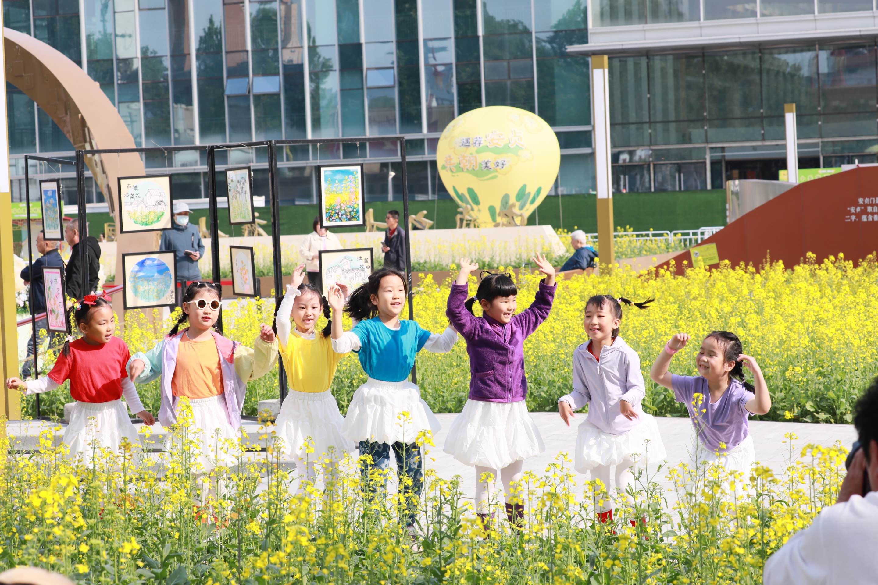 北京朝阳“遇荐安贞·共朝美好——春花鎏金”油菜花市集开市