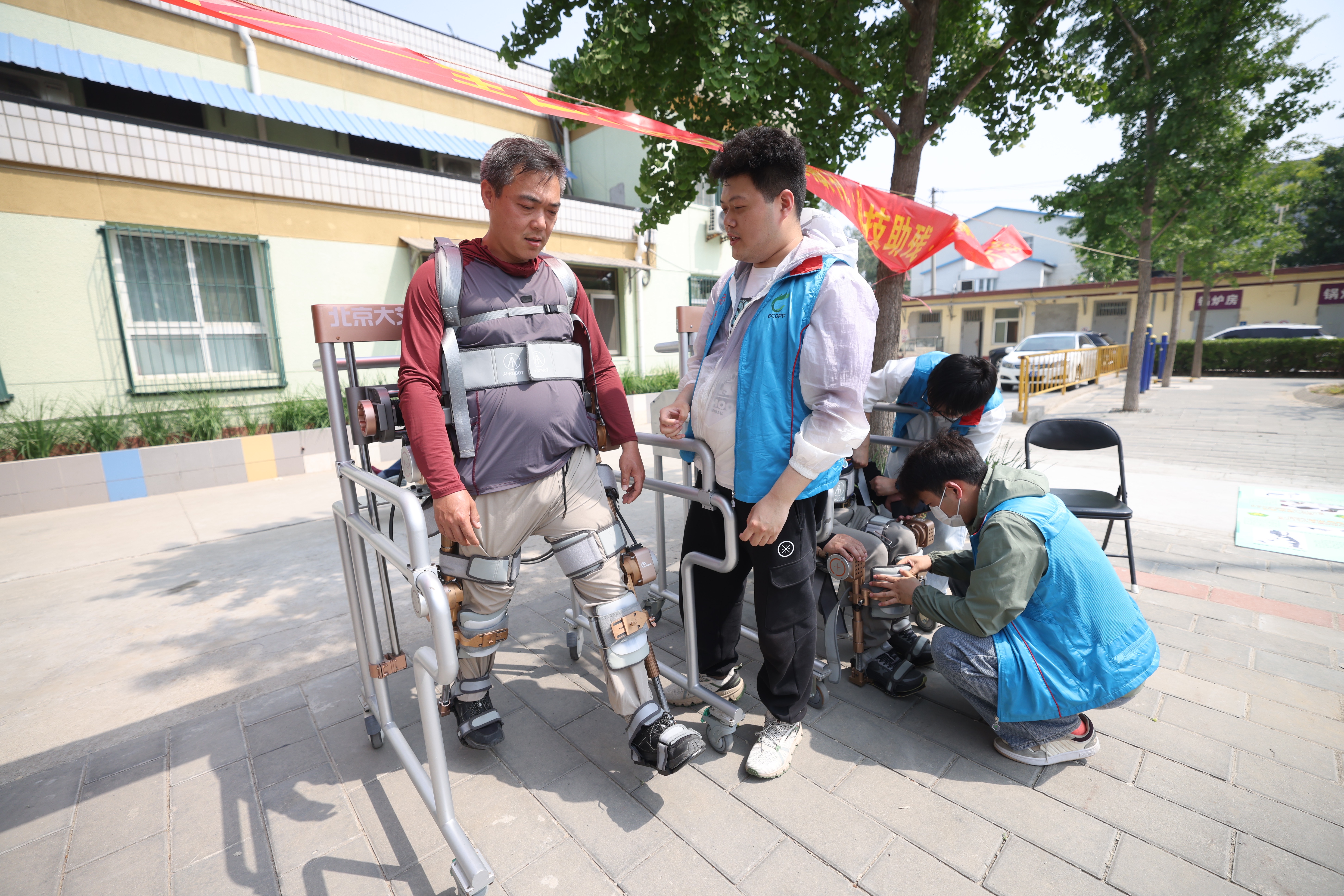 北京十八里店乡残疾人联合会举办第三十五次全国助残日义诊大集活动