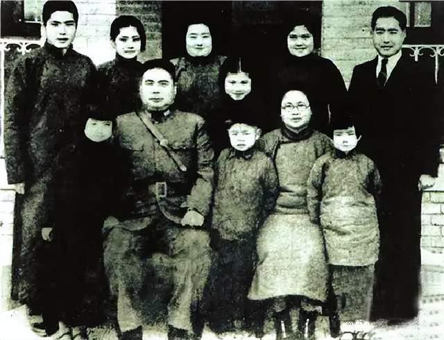 “置身民主，功在国家”