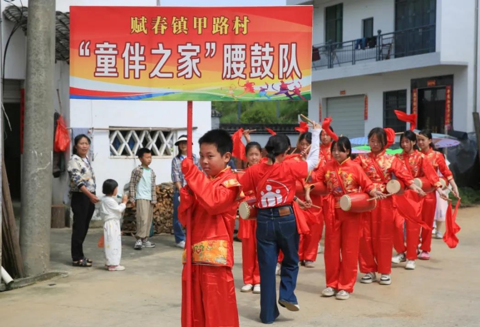 以爱为笔，绘就多彩童年梦