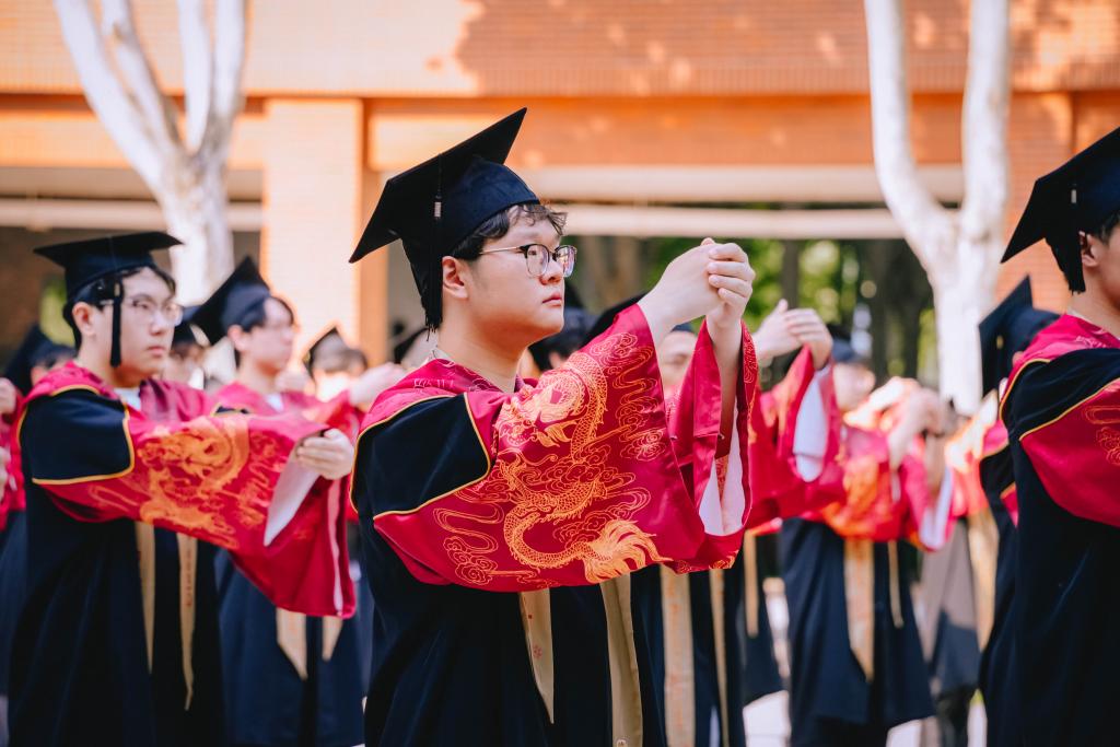 国际化人才培养结硕果 北京王府学校举行2025届毕业典礼 