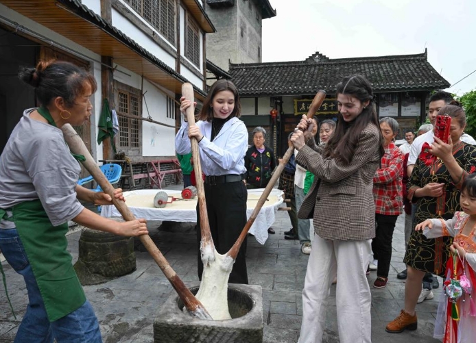 外国留学生在重庆体验端午民俗