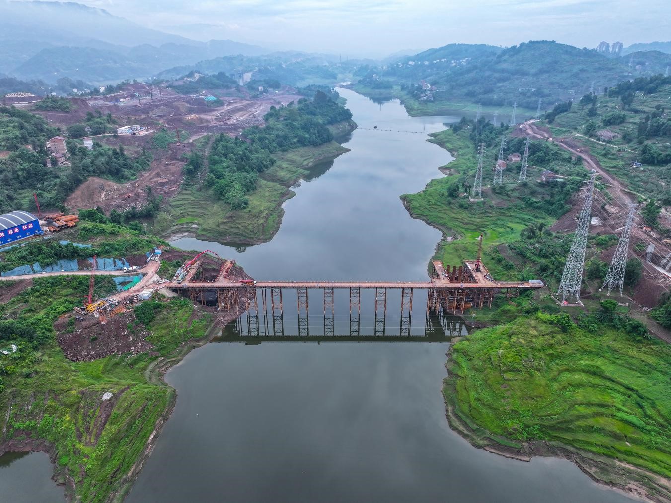 重庆忠县：渝万高铁忠县站站西大桥建设取得节点性突破