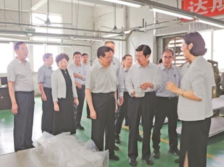 以更高站位更实举措推动对外贸易高质量发展 