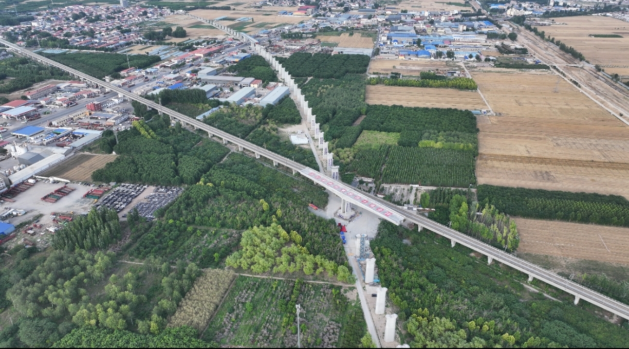 雄忻高铁雄保段跨京广高铁转体桥成功转体