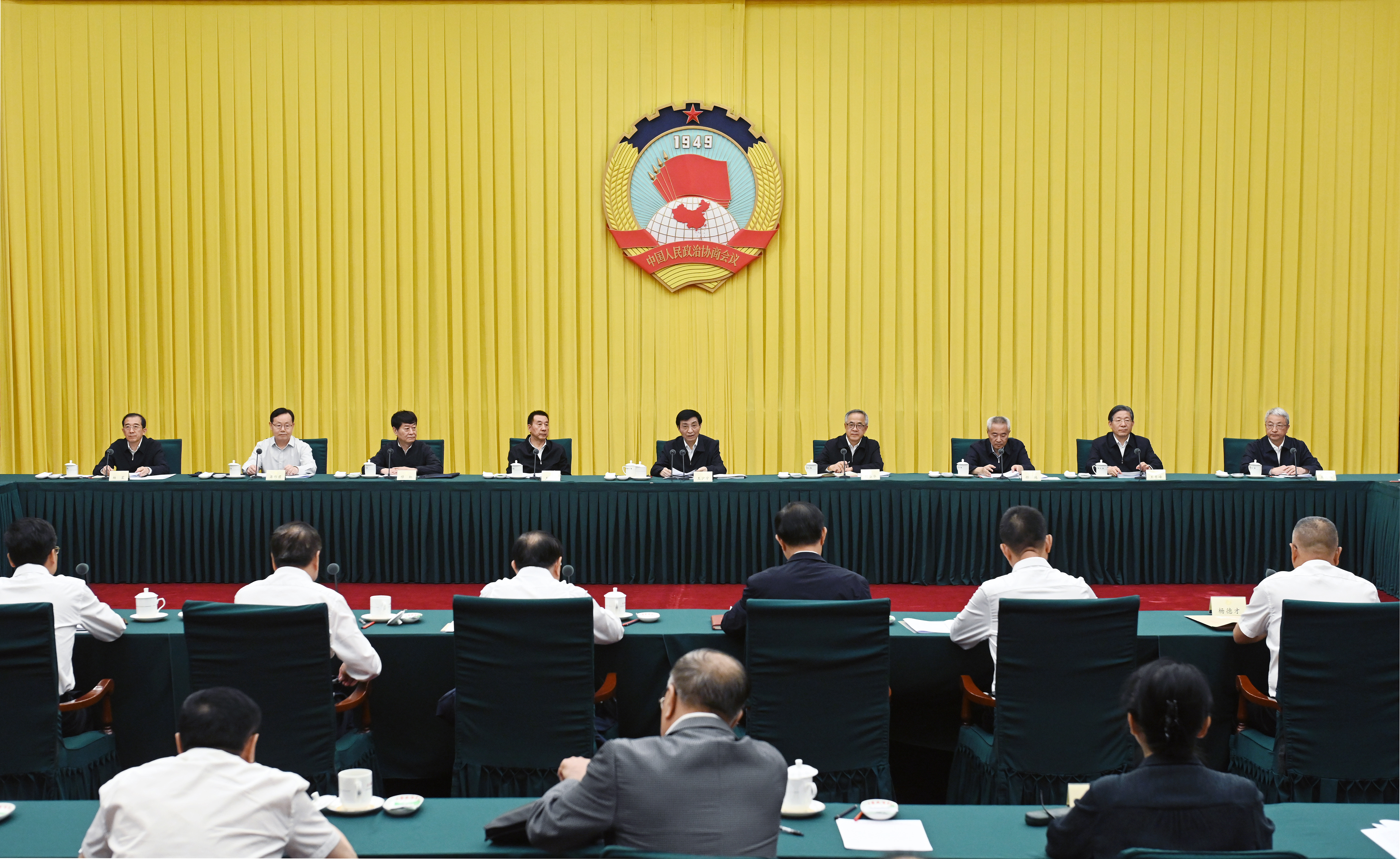 围绕健全对外投资管理服务体系协商议政 王沪宁主持