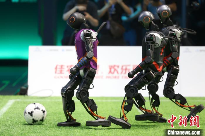 国内首场机器人足球3v3 AI赛落幕 清华大学火神队夺冠