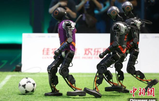 国内首场机器人足球3v3 AI赛落幕 清华大学火神队夺冠