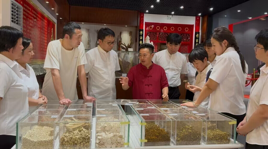 创新老药工传承机制搭建中药炮制传承平台