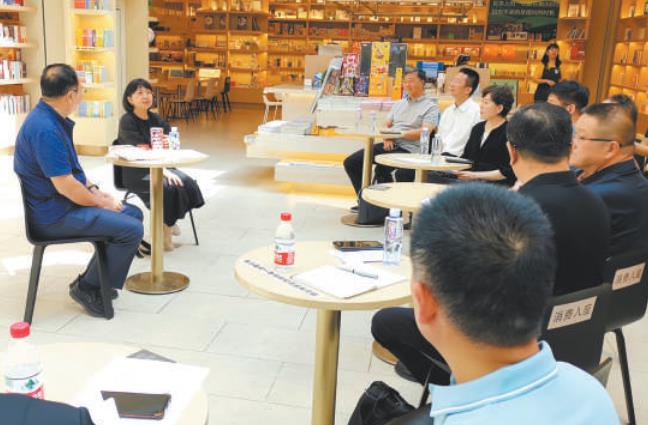 维吾尔族作家阿舍：《阿娜河畔》是我写给故乡的一封情书