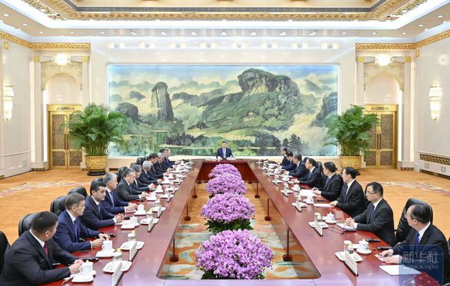 习近平集体会见上海合作组织成员国外长理事会会议外方代表团团长
