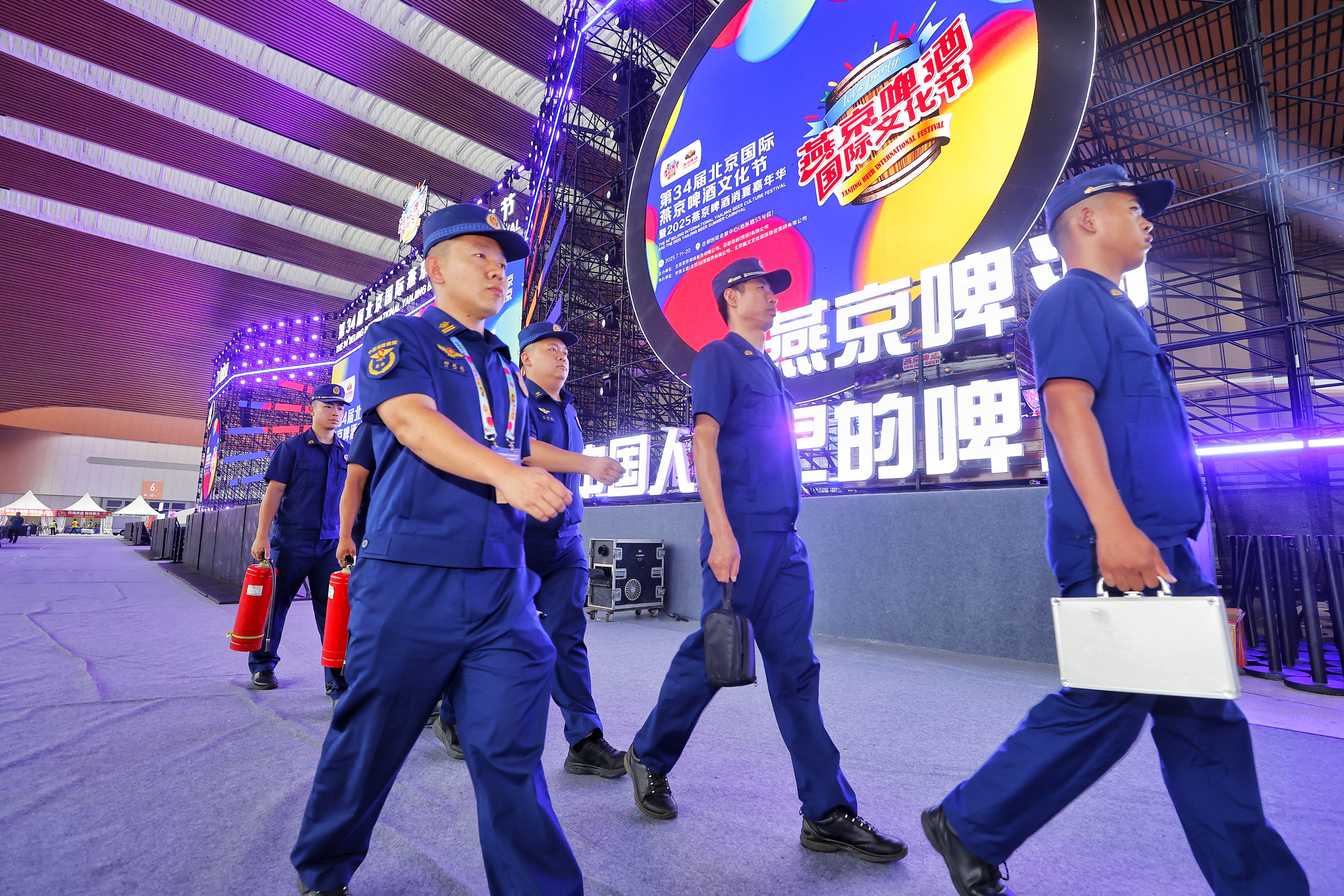啤酒节狂欢启幕，消防员守护安全“不打烊”