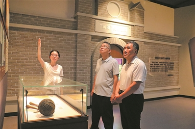 张恺（右）和本报记者在如东革命烈士纪念馆参观