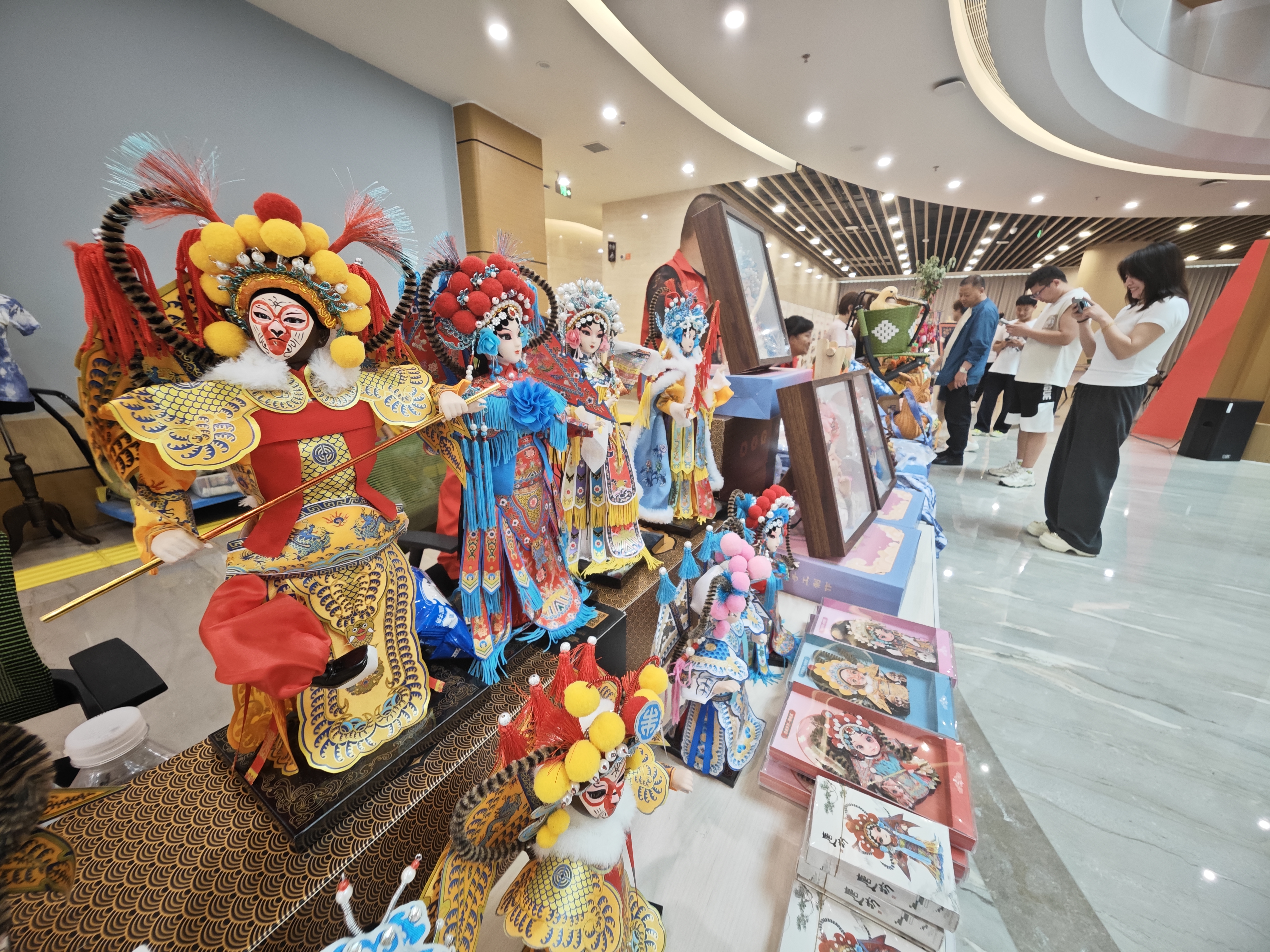 “非遗筑梦”汇爱展风采 北京残疾人手工艺品线上线下融合发力
