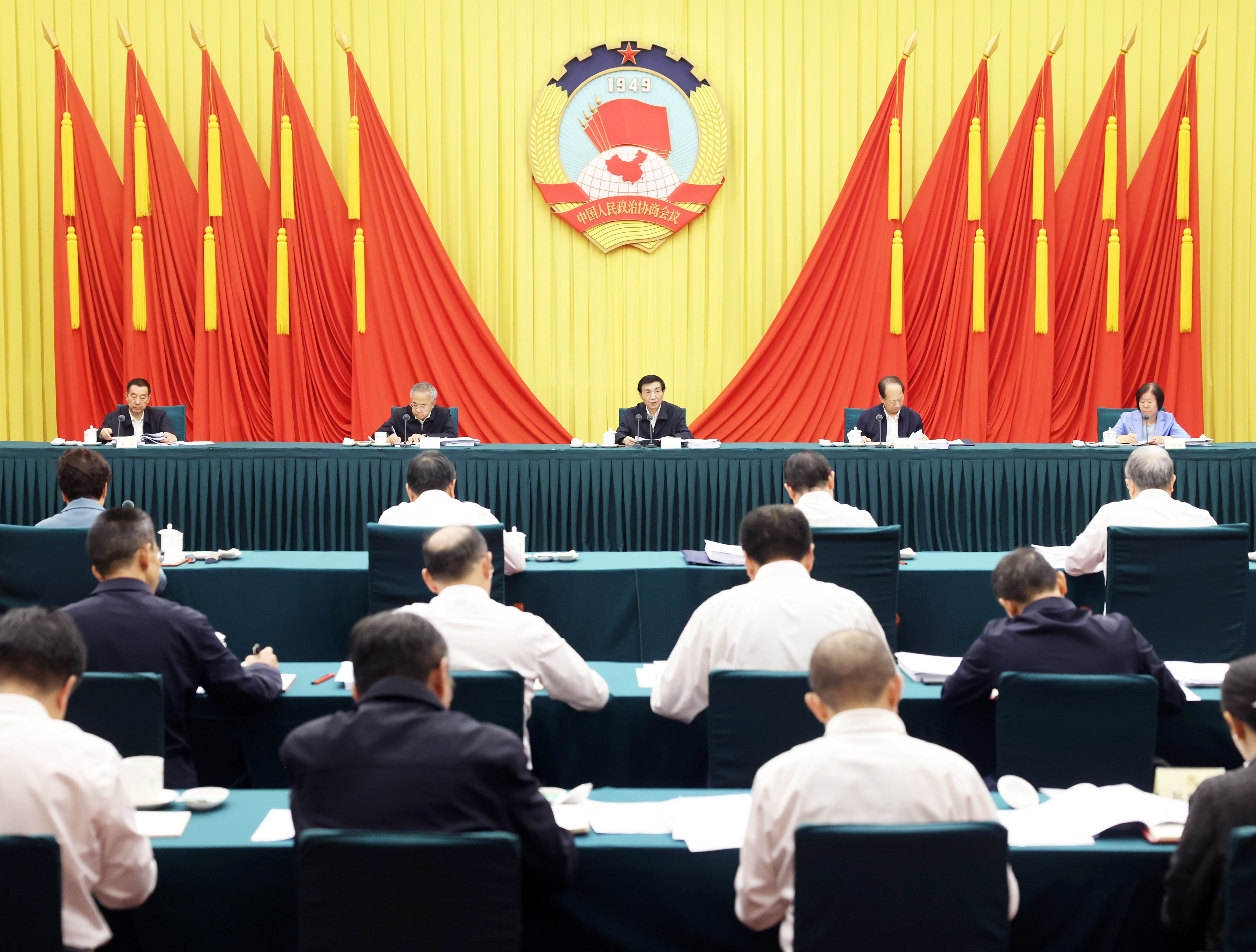                                             王沪宁主持召开全国政协主席会议