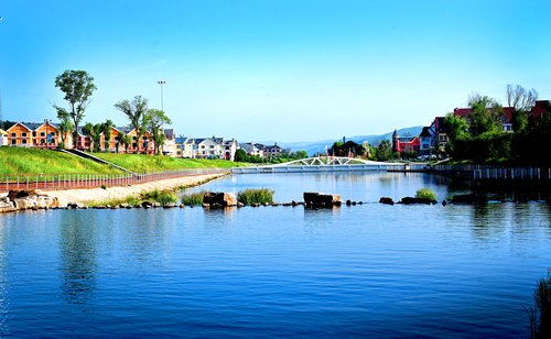 小河两岸民宿鳞次栉比，当地百姓借旅游旺季(7812464)-20250726084910
