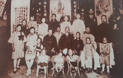 台湾同胞对祖国传统文化的眷恋并未因为日本殖民当局的镇压而减弱。图为坚持穿着传统中式服饰的台湾家庭合影。