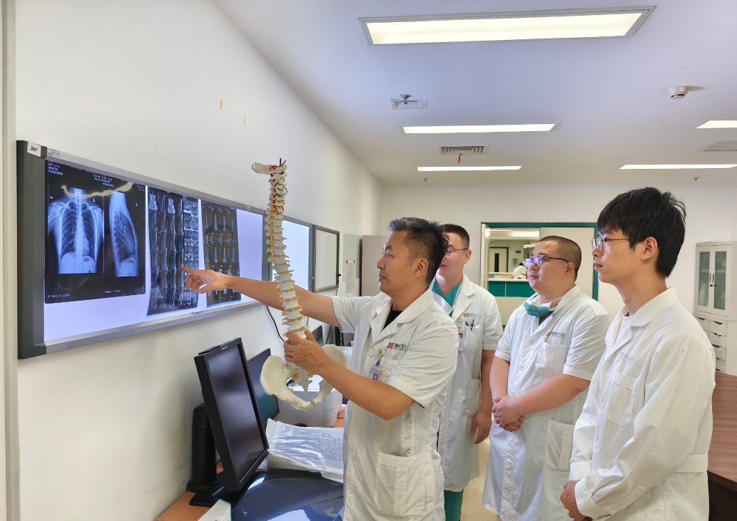 解放军总医院第四医学中心骨科医学部脊柱外科运用神经脊髓损伤治疗新技术帮助患者恢复健康