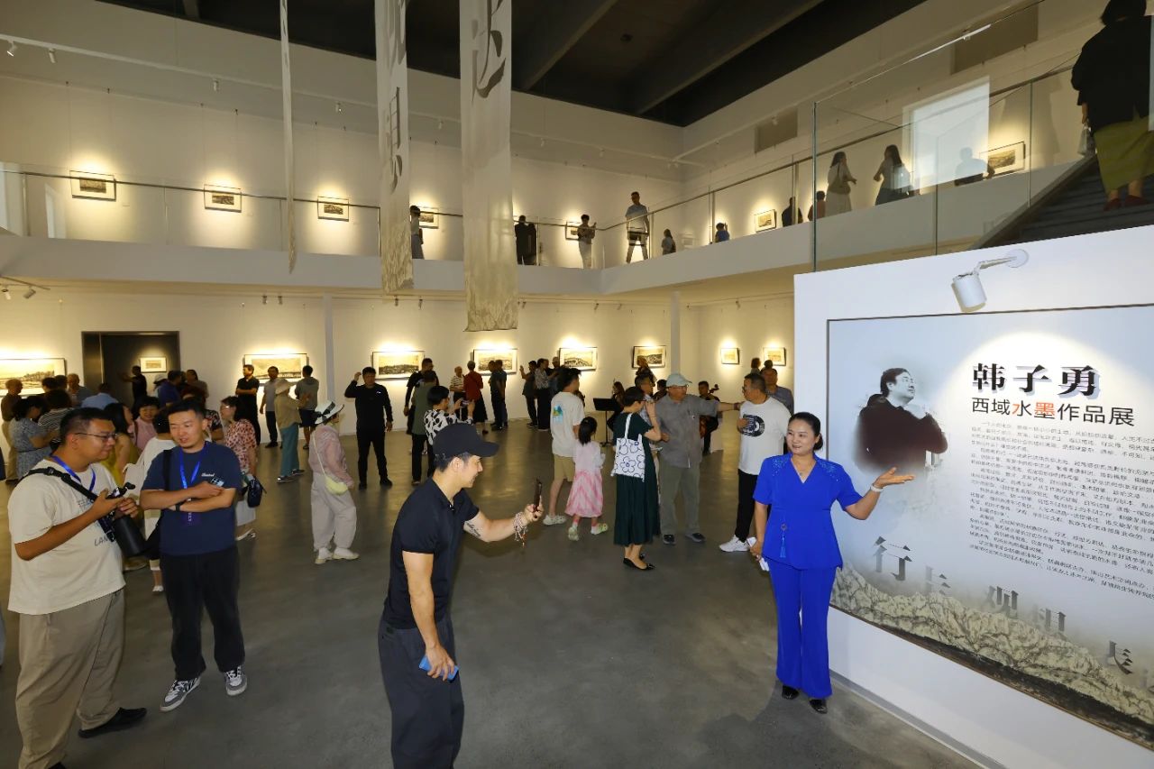 “行走 观想 表达——韩子勇西域水墨作品展艺术沙龙”在新疆乌鲁木齐举办