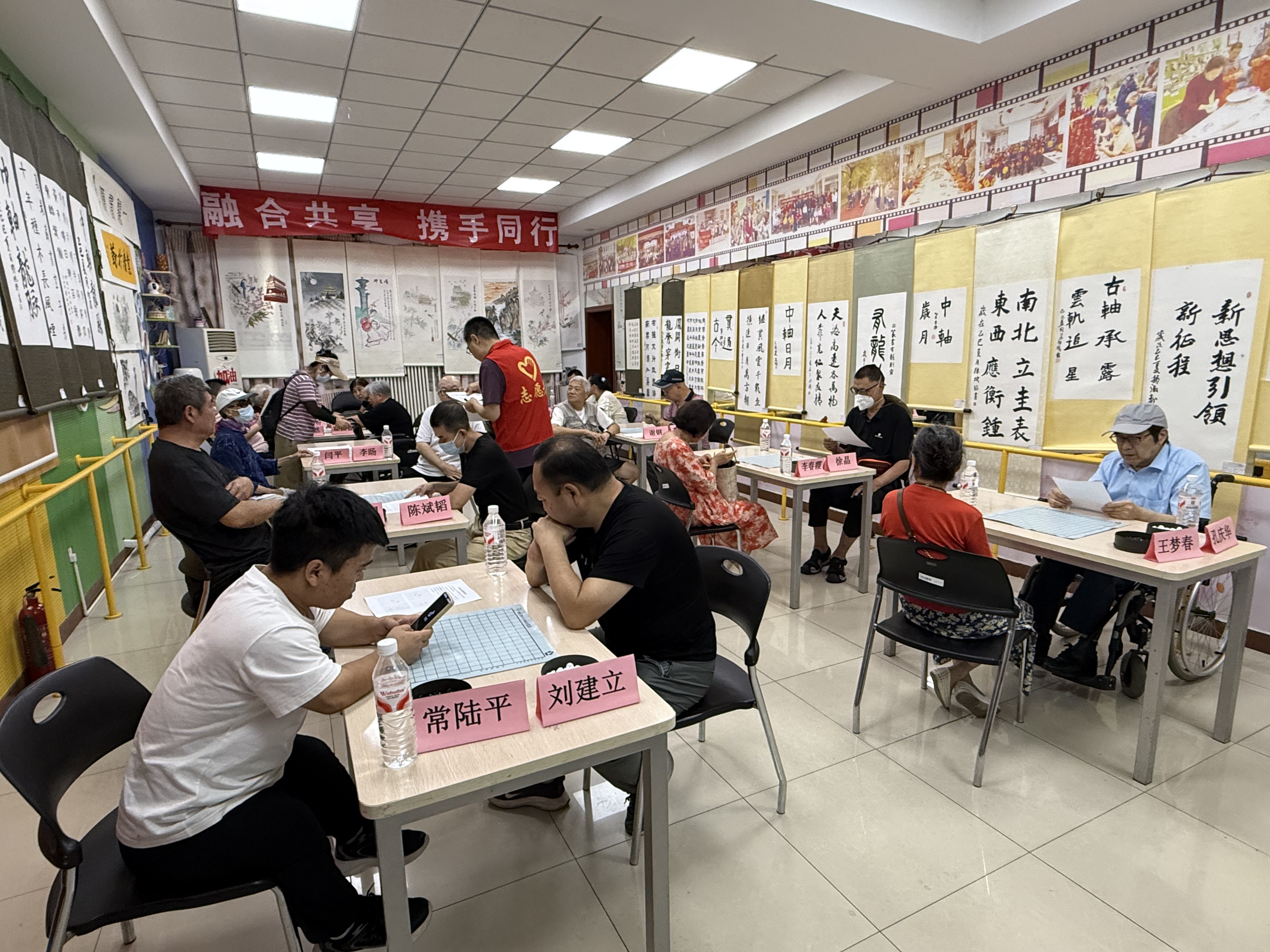 楚河汉界藏乐趣，纸牌桌上聚温情