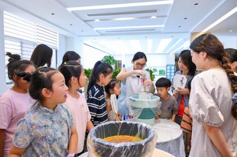 非遗漆扇制作助力“人才服务+文化传承”