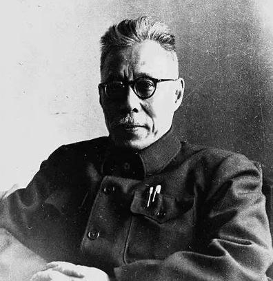 在黑暗中高擎民主火炬