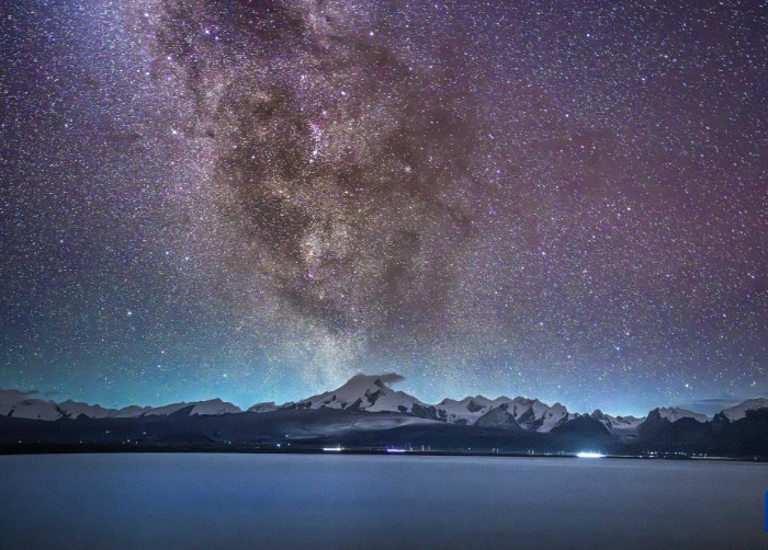 西藏日喀则：在佩枯错邂逅银河与流星