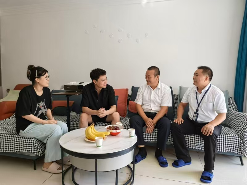 南航新疆分公司暖心走访飞行员家庭