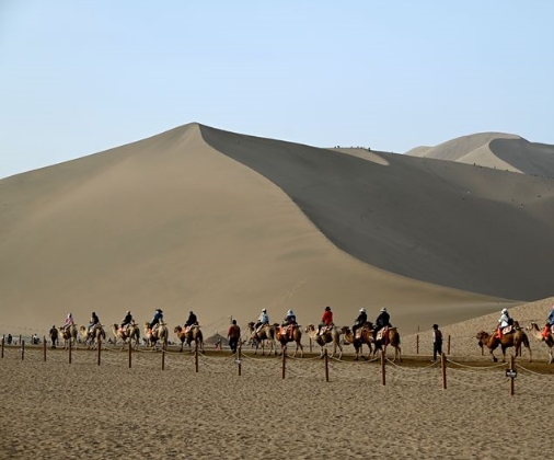 甘肃敦煌：游人畅玩鸣沙山月牙泉景区 体验“大漠驼铃响”