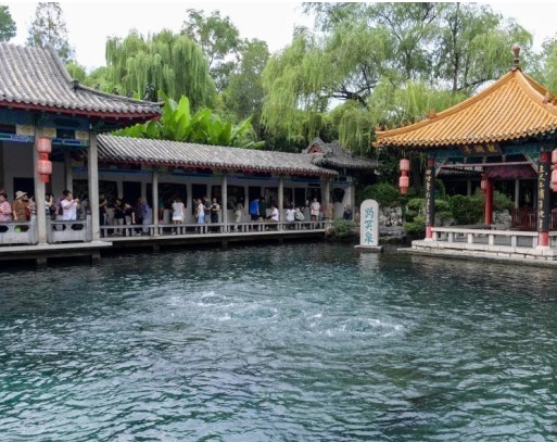 山东济南：趵突泉“水涌若轮”美景重现