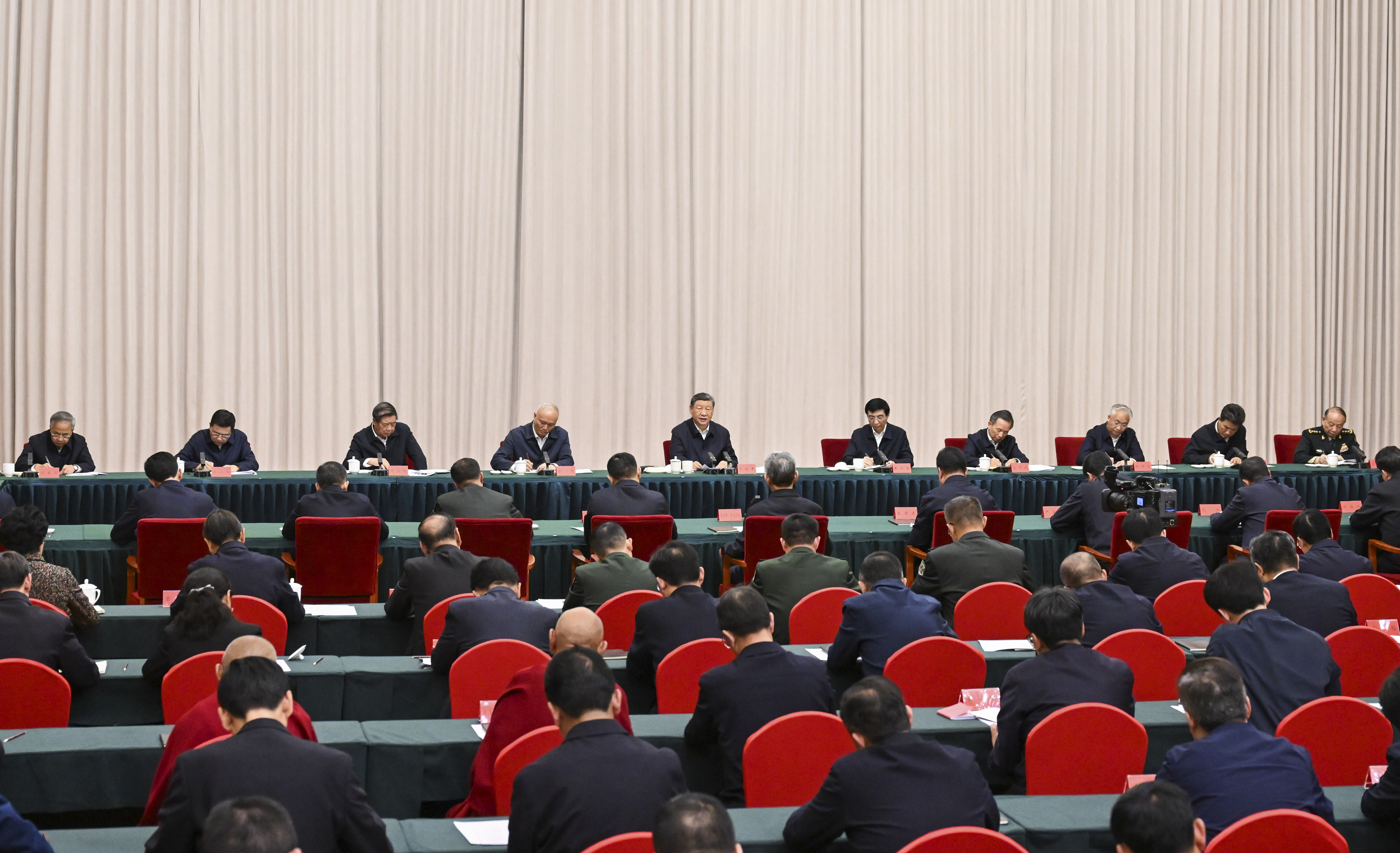 习近平在听取西藏自治区党委和政府工作汇报时强调 全面贯彻新时代党的治藏方略 努力建设团结富裕文明和谐美丽的社会主义现代化新西藏 王沪宁蔡奇参加汇报会