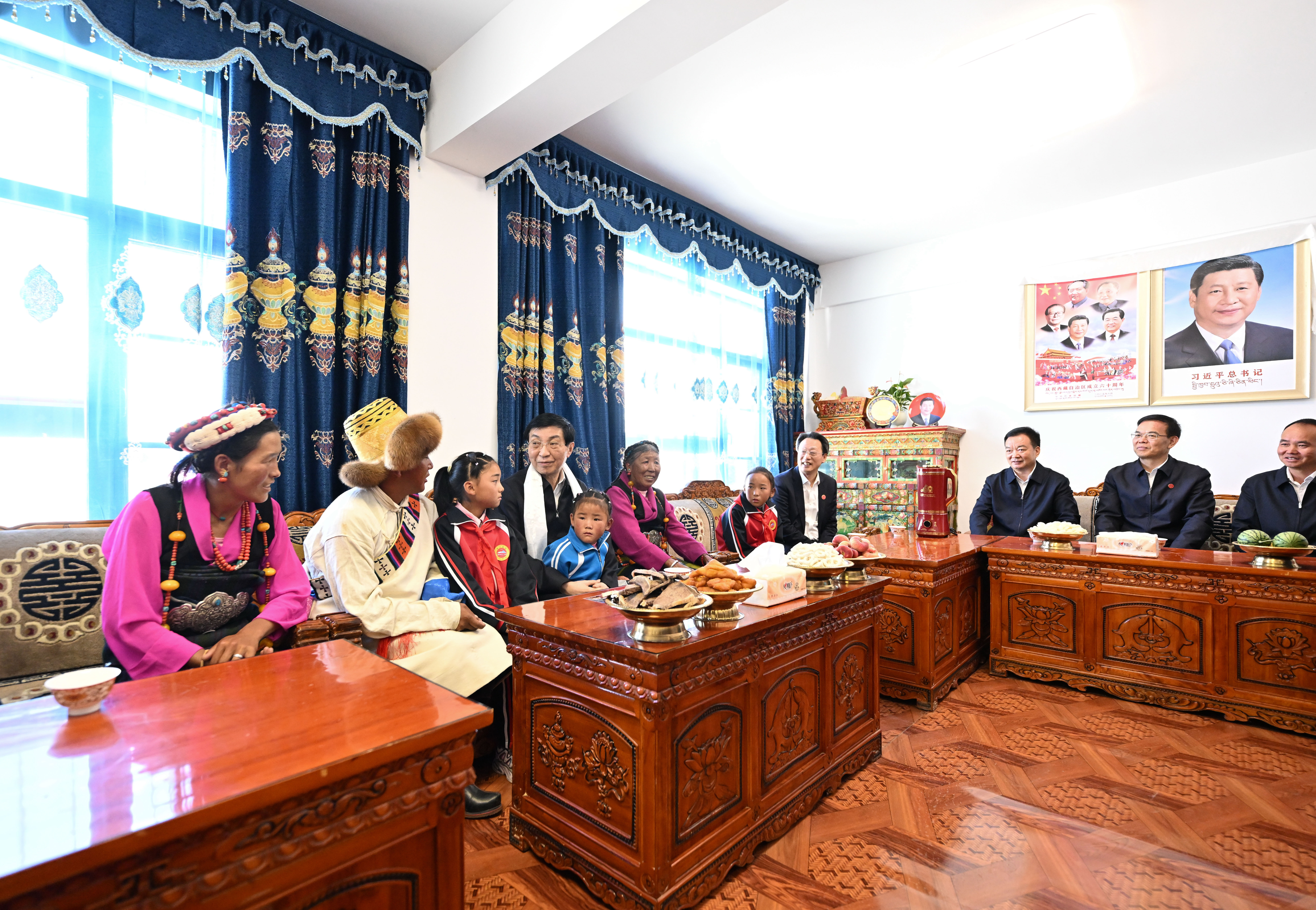 中央代表团赴西藏各地看望慰问各族干部群众 王沪宁参加活动