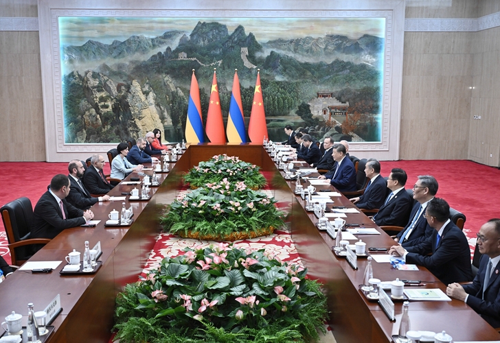 8月31日上午，国家主席习近平在天津迎宾馆会见来华出席2025年上海合作组织峰会和纪念中国人民抗日战争暨世界反法西斯战争胜利80周年活动的亚美尼亚总理帕什尼扬。新华社记者 燕雁 摄