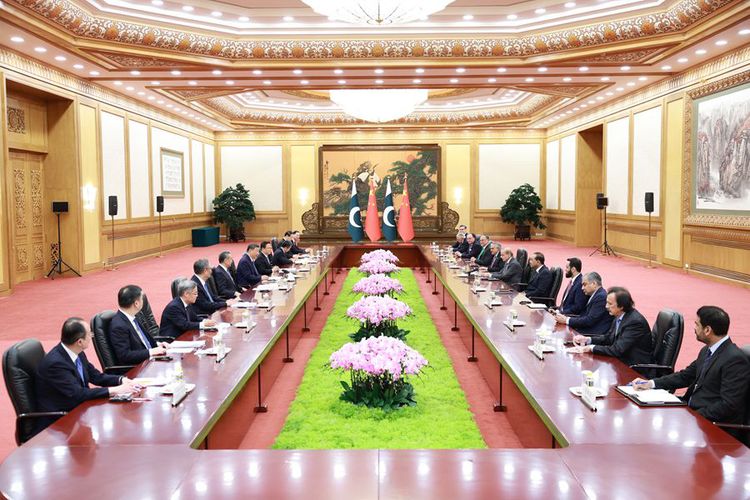  9月2日上午，国家主席习近平在北京人民大会堂会见来华出席2025年上海合作组织峰会和纪念中国人民抗日战争暨世界反法西斯战争胜利80周年活动的巴基斯坦总理夏巴兹。 新华社记者 丁海涛 摄