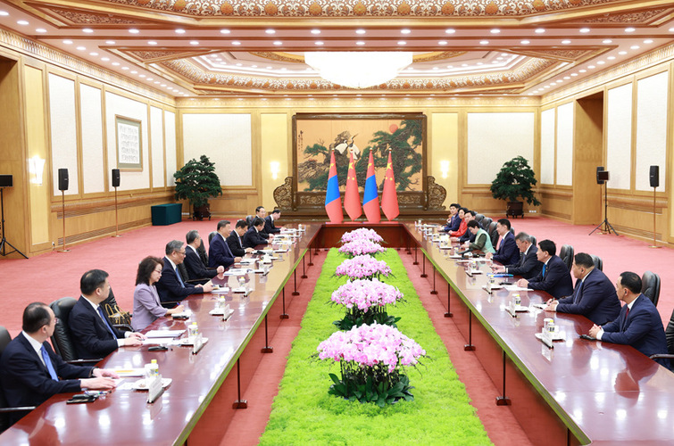   9月2日上午，国家主席习近平在北京人民大会堂会见来华出席2025年上海合作组织峰会和纪念中国人民抗日战争暨世界反法西斯战争胜利80周年活动的蒙古国总统呼日勒苏赫。新华社记者 丁海涛 摄