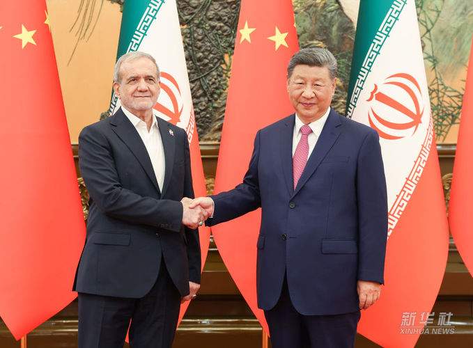  9月2日下午，国家主席习近平在北京人民大会堂会见来华出席2025年上海合作组织峰会和纪念中国人民抗日战争暨世界反法西斯战争胜利80周年活动的伊朗总统佩泽希齐扬。新 华社记者 姚大伟 摄