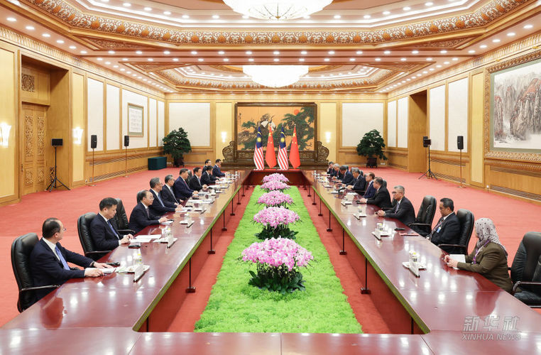 9月2日晚，国家主席习近平在北京人民大会堂会见来华出席2025年上海合作组织峰会和纪念中国人民抗日战争暨世界反法西斯战争胜利80周年活动的马来西亚总理安瓦尔。新华社记者 姚大伟 摄