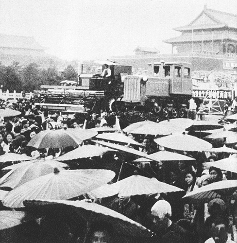 1956年冒雨游行的农民队伍（白世藻摄）(8091502)-20250903091008