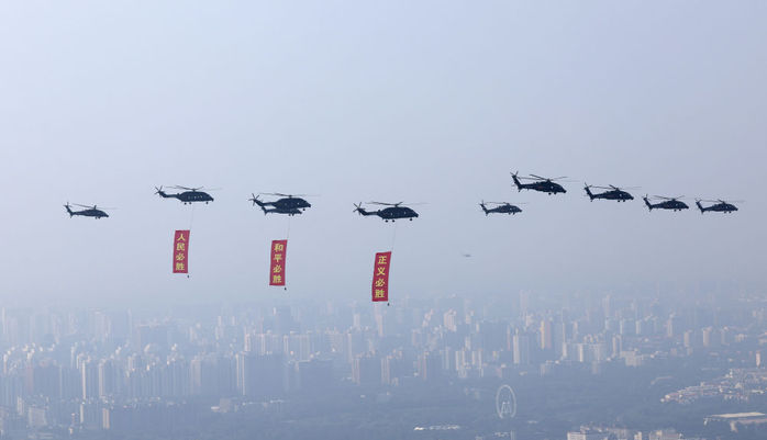 胜利日大阅兵丨80！空中护旗梯队飞过，分列式开始