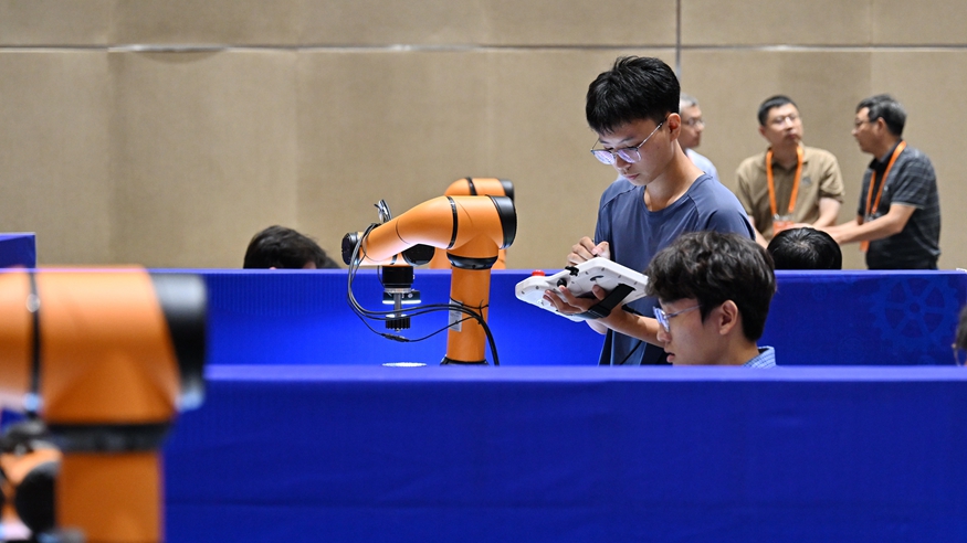 京津冀鲁大学生比拼智能精密装配
