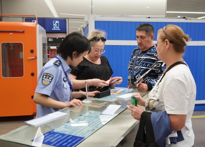 首批俄罗斯免签旅客入境